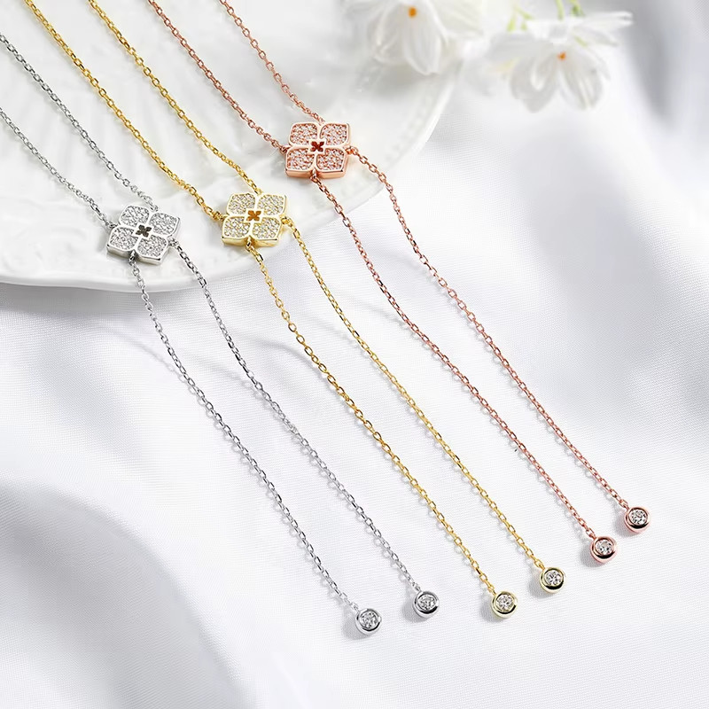 Sterling Silver Clovers VVS1 Moissanite Necklace Plated With 18K Gold For Woman