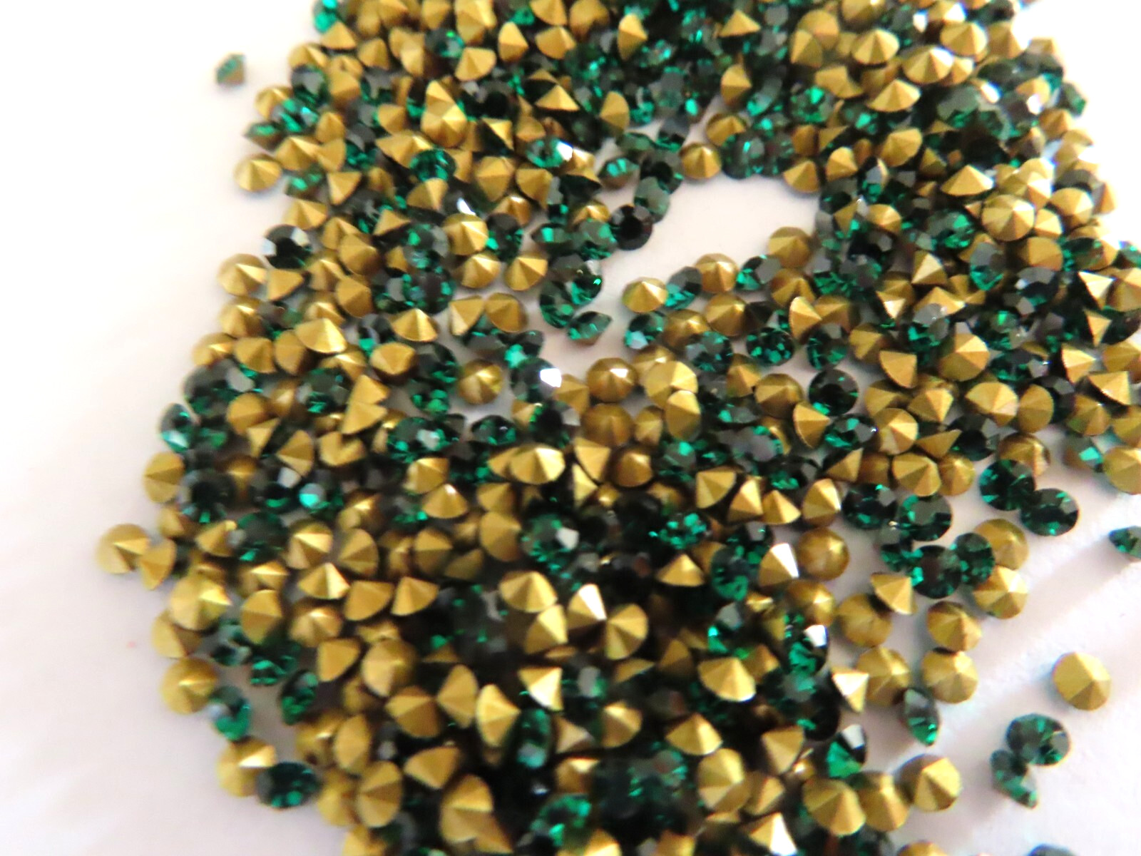500 Swarovski Rhinestones 18pp Emerald /foiled. #1100