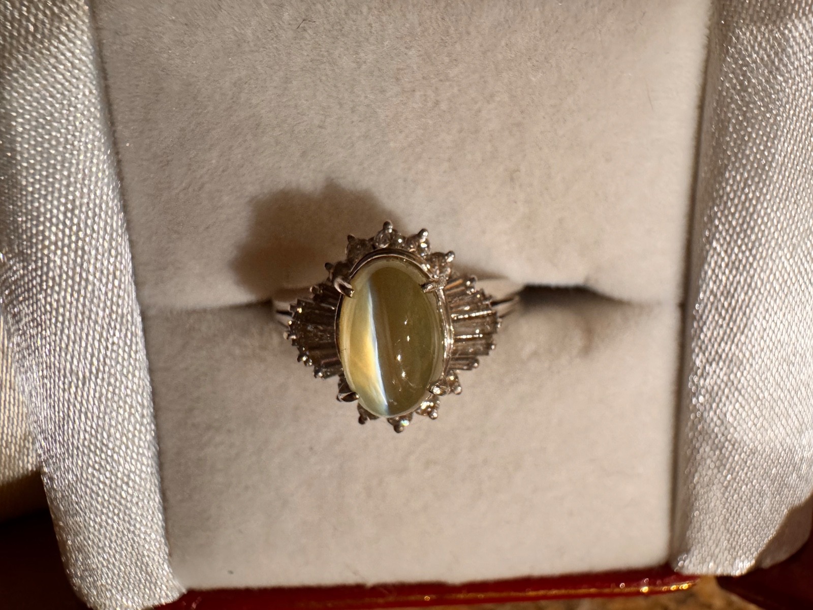 Very rare Cat’s Eye Chrysoberyl Platinum ring