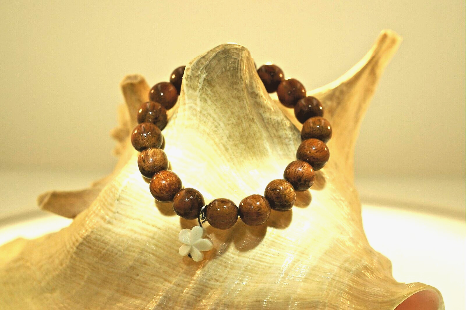 10MM HAWAIIAN KOA WOOD ROUND BALL BEAD & CARABAO BONE PLUMERIA STRETCH BRACELET