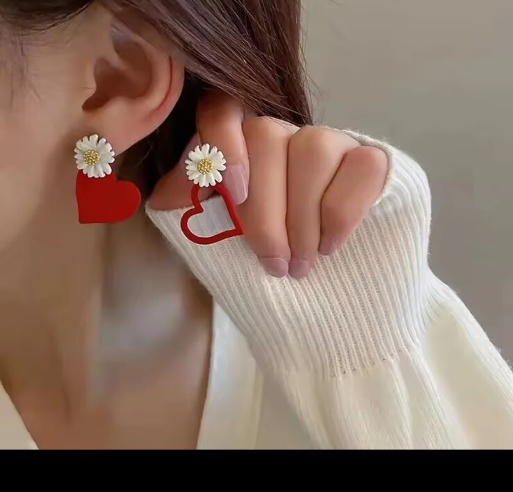 RED AND WHITE FLOWER ASYMMETRIC LOVE HEART SHAPE WOMAN EARRINGS