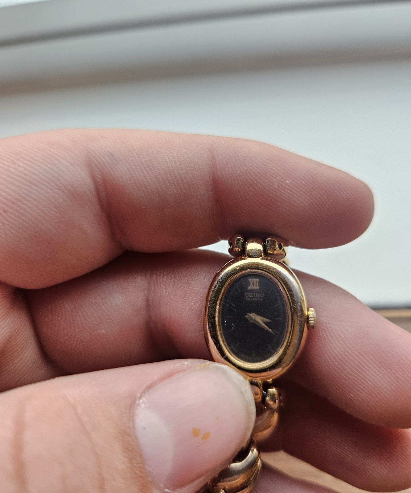 Seiko Dress Vintage Quartz Women’s Gold Tone Bracelet Watch Black Dial Untested.