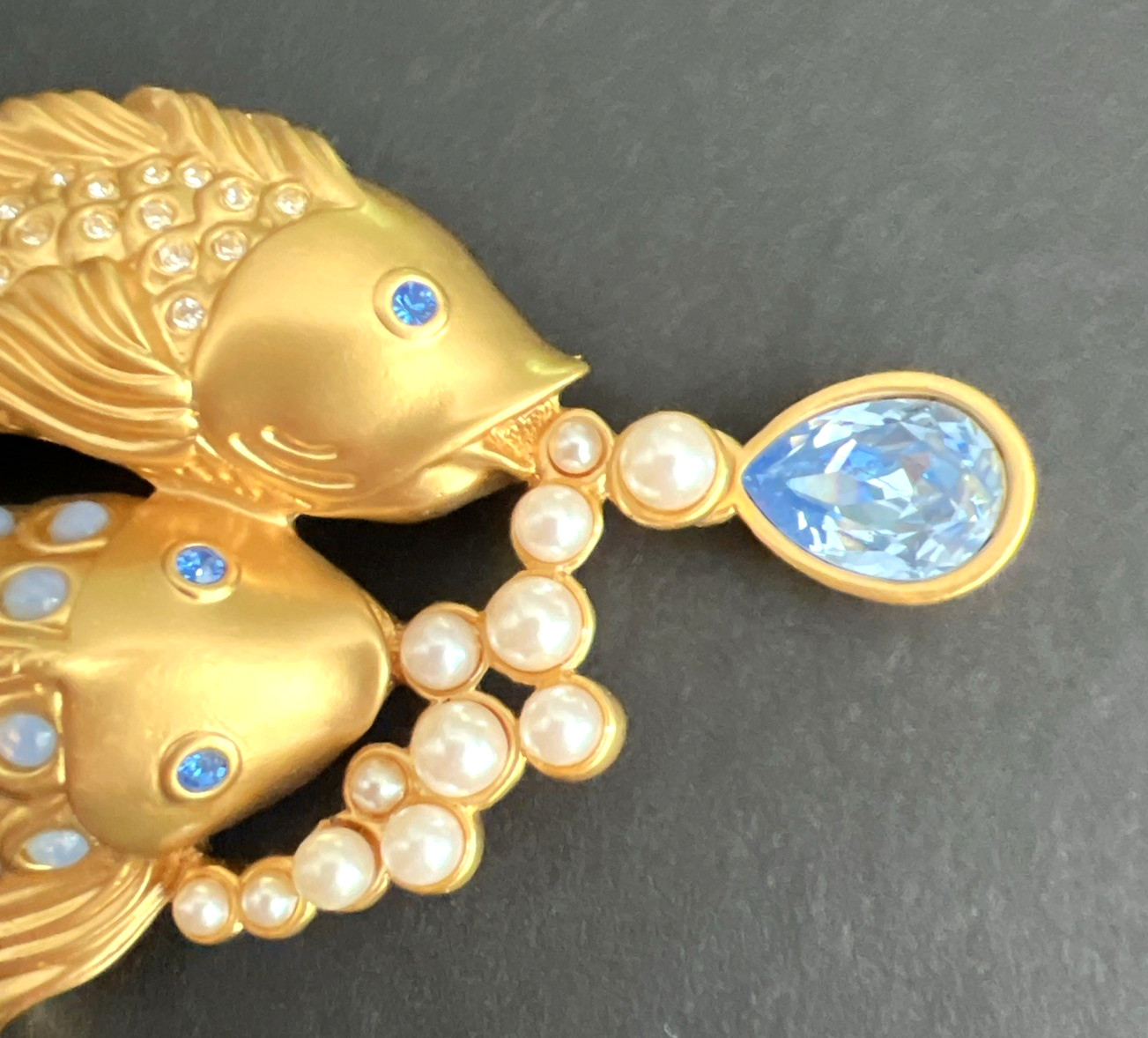 VTG. SIGNED 1990’S AVON ELIZABETH TAYLOR SHIMMERING SEA KOI FISH BROOCH