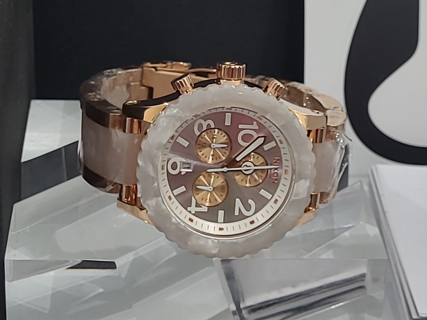 Brand NEW Nixon Watch Rose gold and White Granite 42-20 A037-1046 Chrono