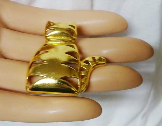 Vintage Gold one FAT Striped Openwork Cat Brooch Jonette Jewelry Pin Signed JJ
