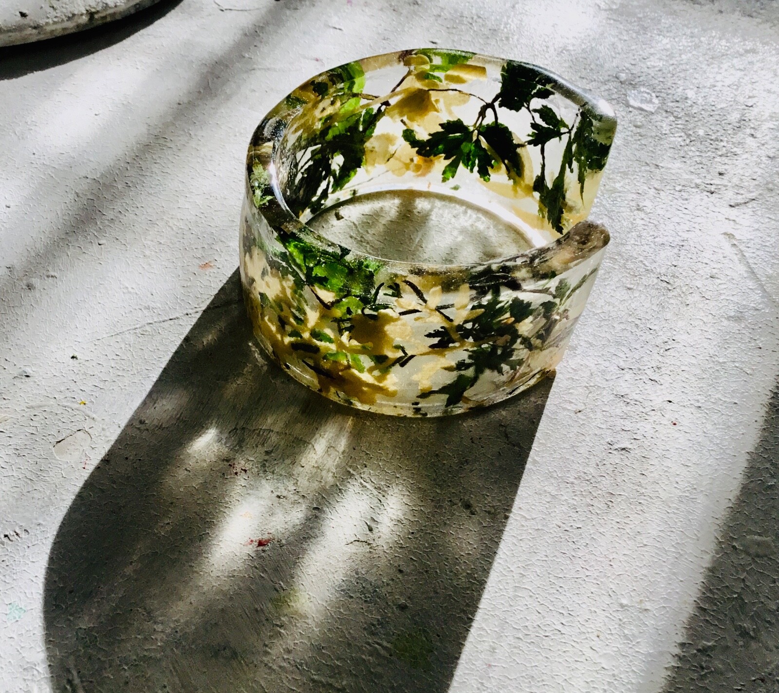 Everblossom White Flower Resin Bangle – Nature-Inspired Jewelry with Real and Ar