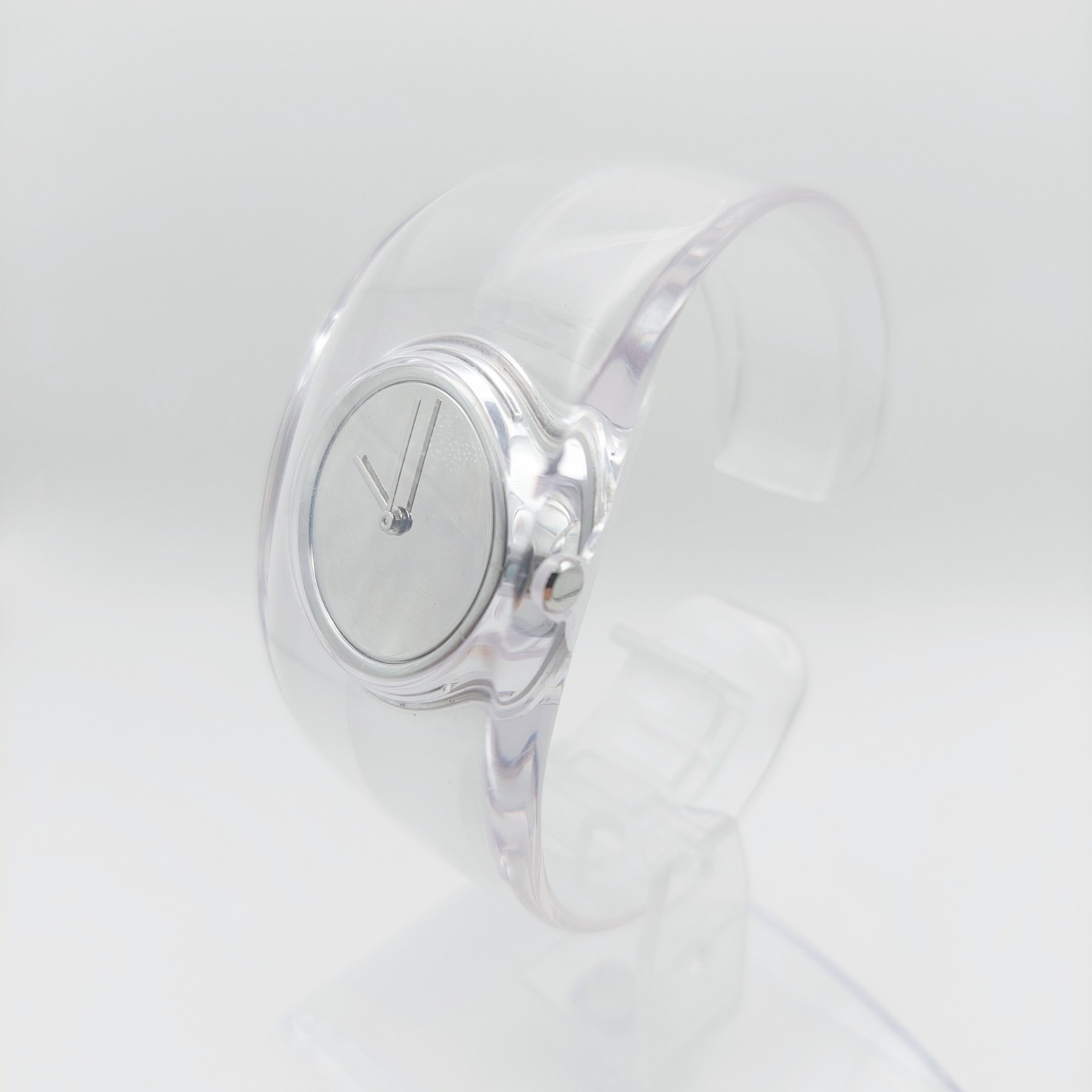 ISSEY MIYAKE TOKUJIN YOSHIOKA O VJ20-0100 Clear Bangle Watch Quartz In hand