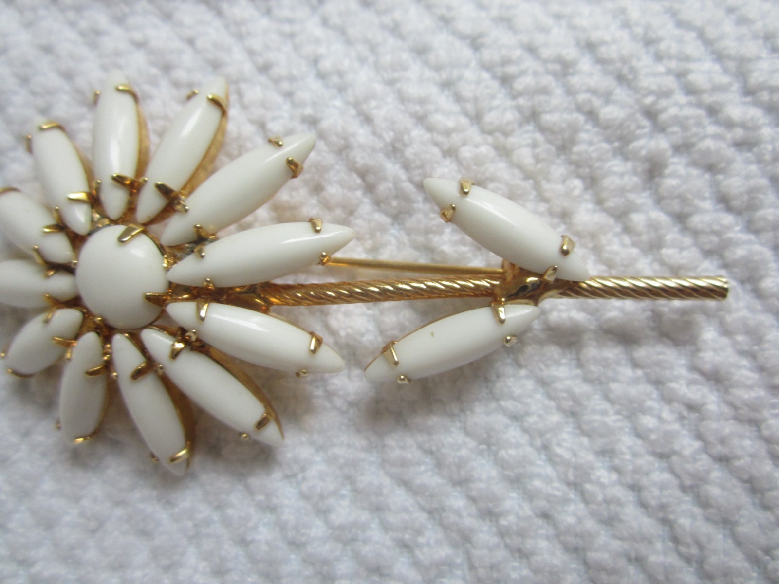 Vtg Signed Napier White Milk Glass Flower Brooch Prong Set Stones Textured Stem