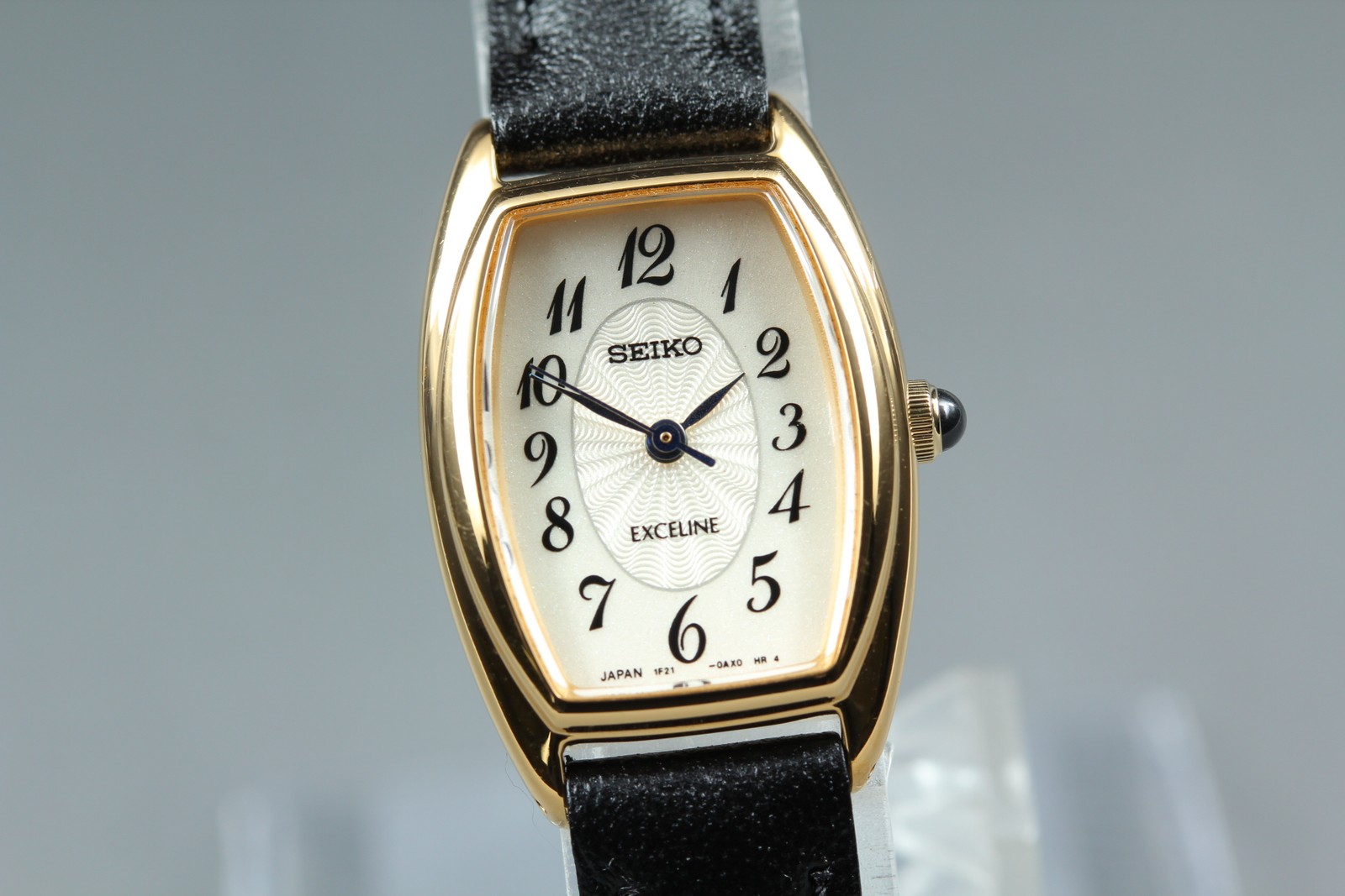 Vintage 2004 Seiko Exceline 1F21-0AJ0 Gold Tonneau Ladies Watch From JAPAN
