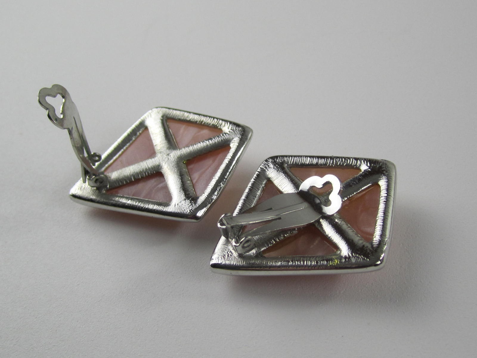 Vintage Pink Kite Earrings Marbled Satin Texture Silver Tone Clip-on (E1)