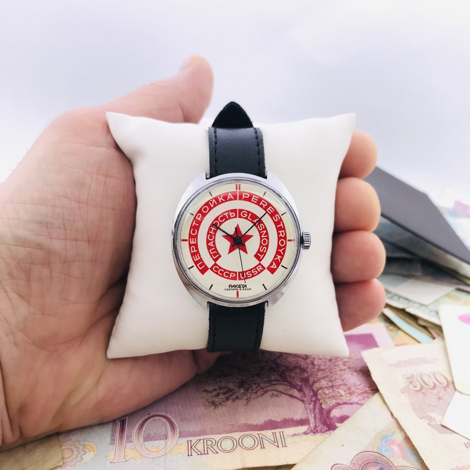 Raketa USSR Mechanical Wrist Watch Perestroika Glasnost Soviet Emblem Dial 2609