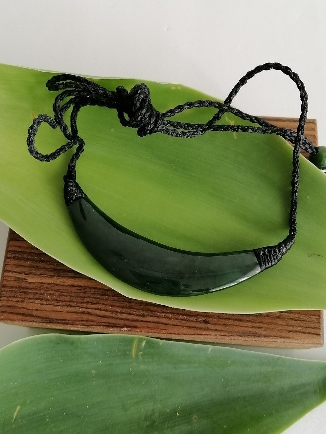 Beautiful New Zealand style Jade Polished Curve Pendant Necklace 69mm L Unisex