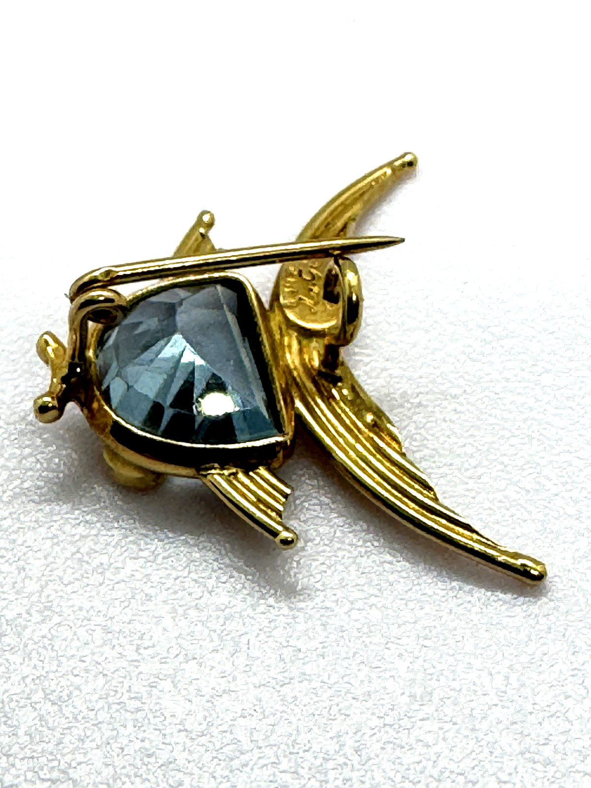 18k Le Gi Blue Topaz Fish Pin C Clasp little brooch with character 2.4 grams