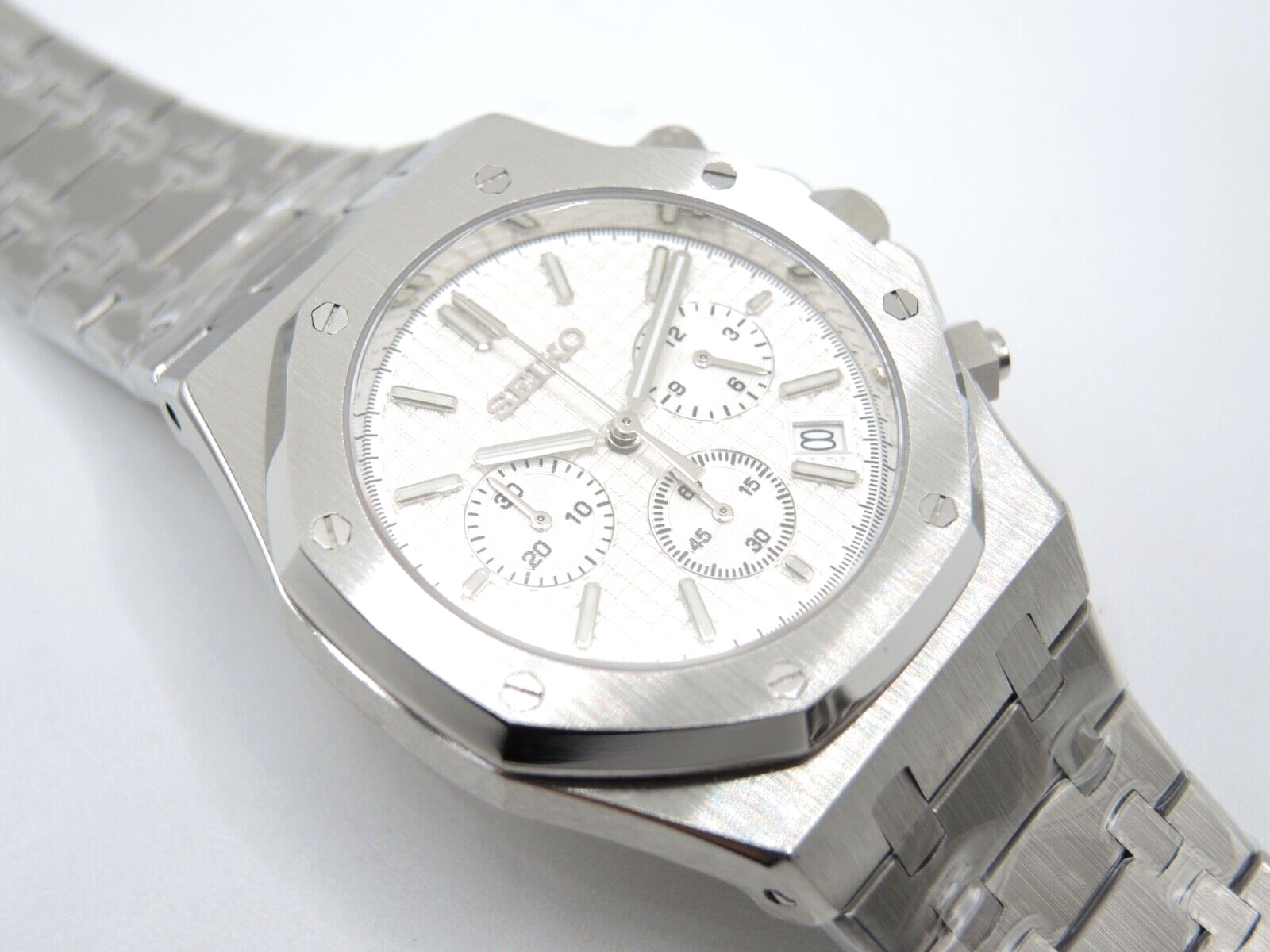 NEW CHRONOGRAPH QUARTZ DATE CAL. VK63A JAPAN SILVER WAFFLE DIAL ROO STYLE WATCH
