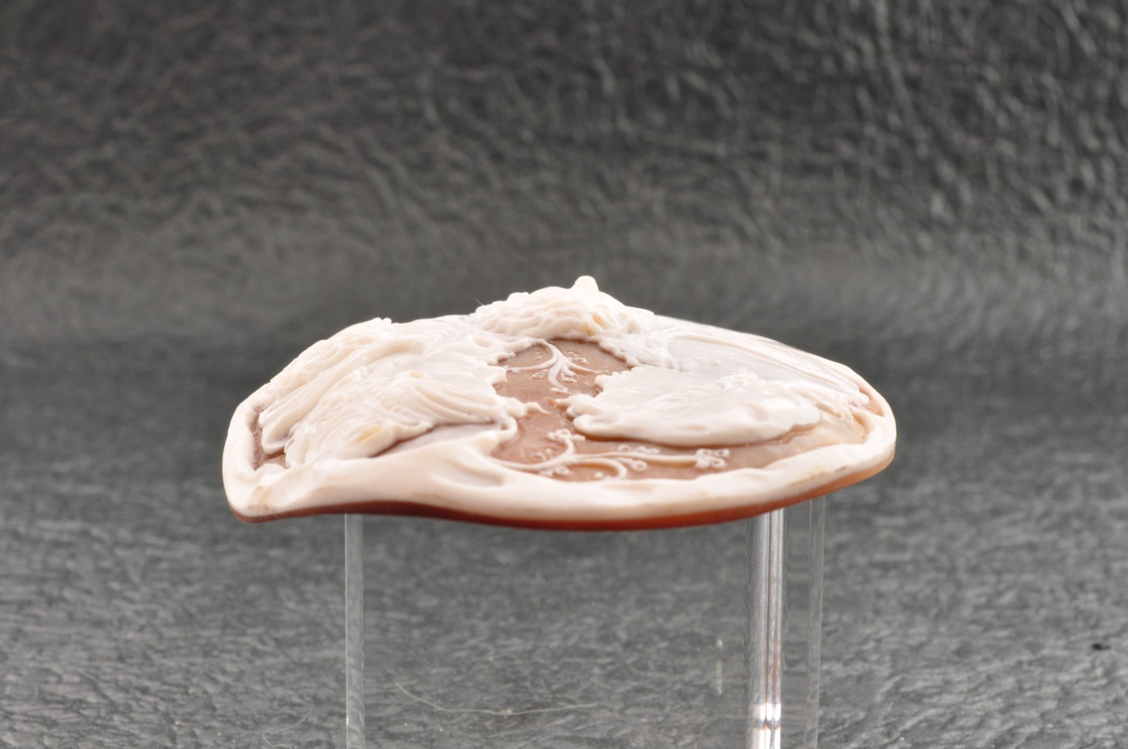 Vintage oval shape shell cameo “Brothers and Sisters” (115.0ct), sign by artist.
