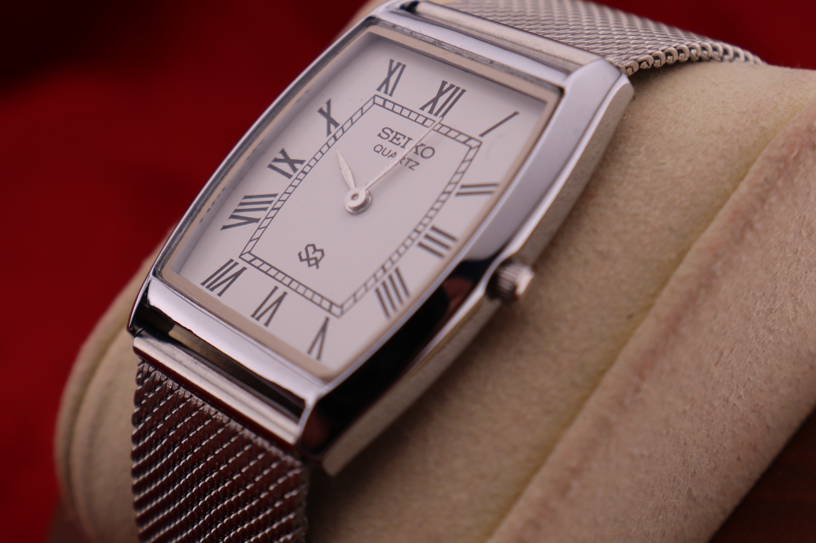 Vintage Seiko Slim Quartz Barrel Tank White Dial Silver Mesh Band Wrist Watch