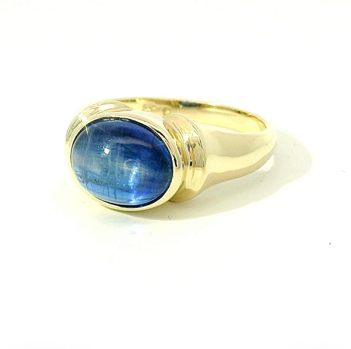 Timeless 9ct Yellow Gold Sapphire Cabochon Ring