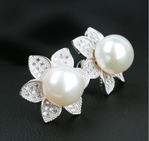 Dr. Pearl 9-10 mm White Pearl Stud Earring Sterling silver with petals shape