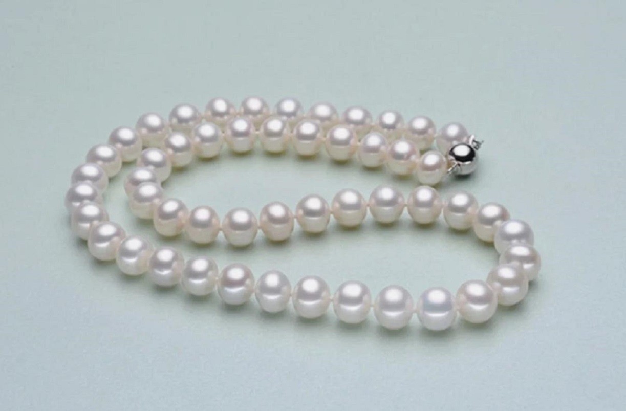Classic Pearl Necklacea AAAA 8-9mm Classic White Pearl Necklace 18in/925s
