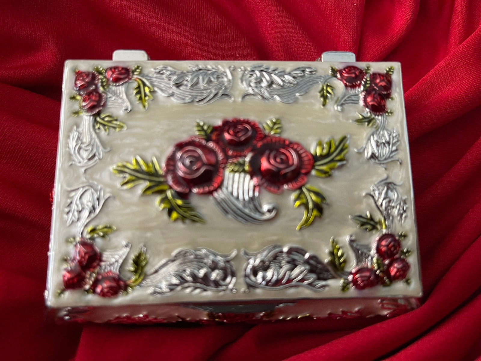 Gorgeous Vintage Red Roses 🌹 Flower Jewelry Box.