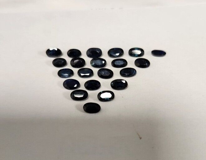 BLUE SAPPHIRES. 5X3MM OVAL SHAPED 21 pcs GENUINE SAPPHIRES. approx 7. cts t.w.