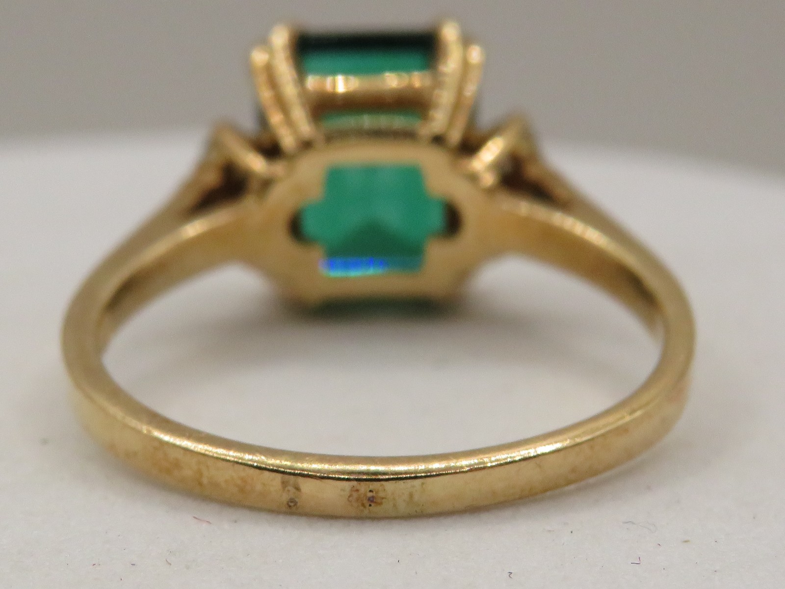 10K YELLOW GOLD RING w 5 SYNTHETIC SPINELS (1 GREEN & 4 WHITE) – SIZE 7.75*