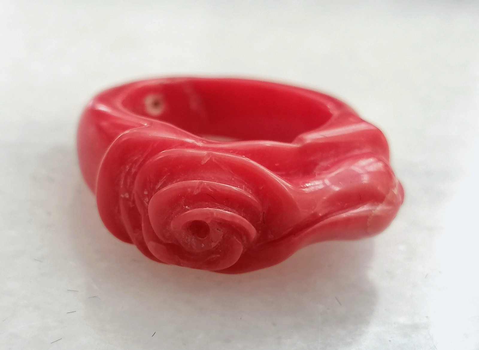 ANTIQUE BEAUTIFUL MONOBLOCK RING IN AUTHENTIC CARVED CORAL, CHINA 1900.