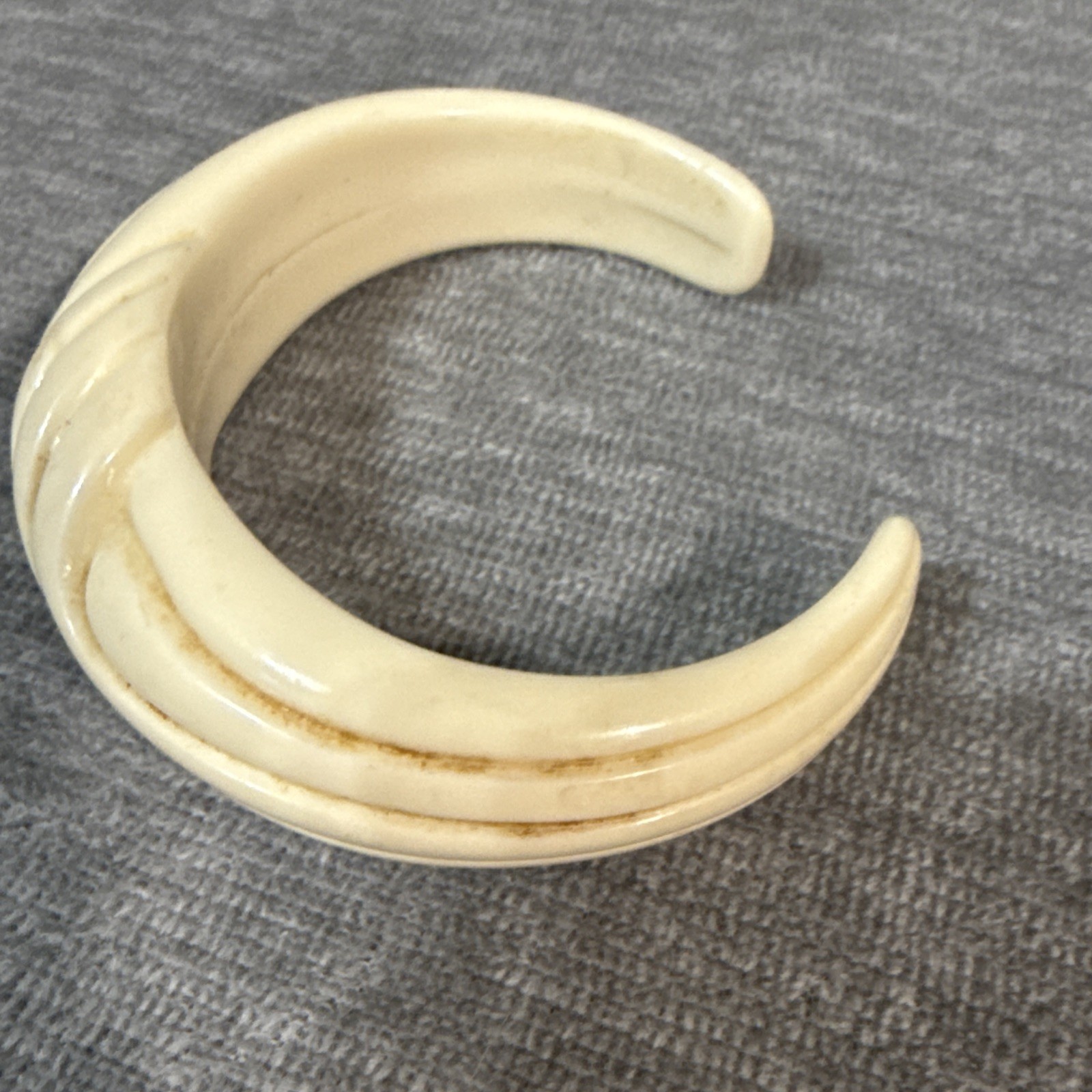 Vintage Plastic Celluloid Cream Color Bangle Cuff Bracelet 80’s Swirl Ribbed