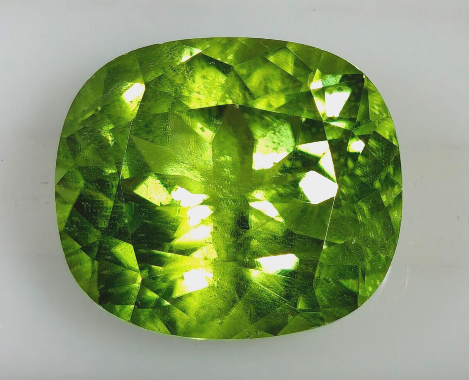 NATURAL PAKISTAN PERIDOT 10.16Cts BEAUTIFUL LUSTER GOOD COLOR CUSHION LOOSESTONE