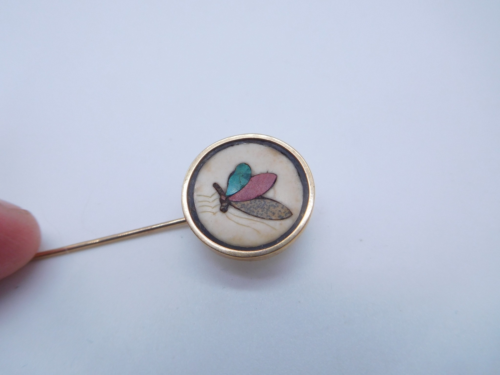 LOVELY VICTORIAN 10K GOLD PIETRA DURA BUTTERFLY BUG HAT STICK PIN