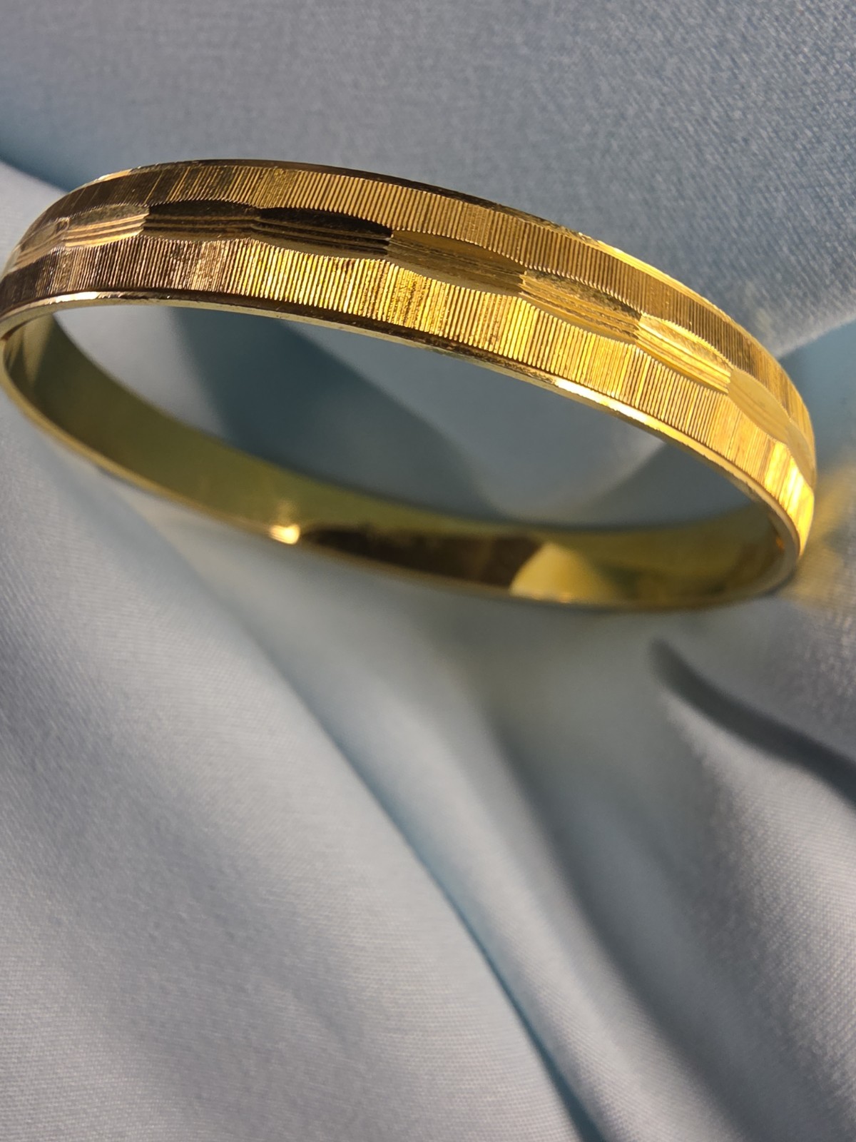 VINTAGE CROWN TRIFARI TEXTURED GOLD TONE slip-on BANGLE BRACELET M MEDIUM