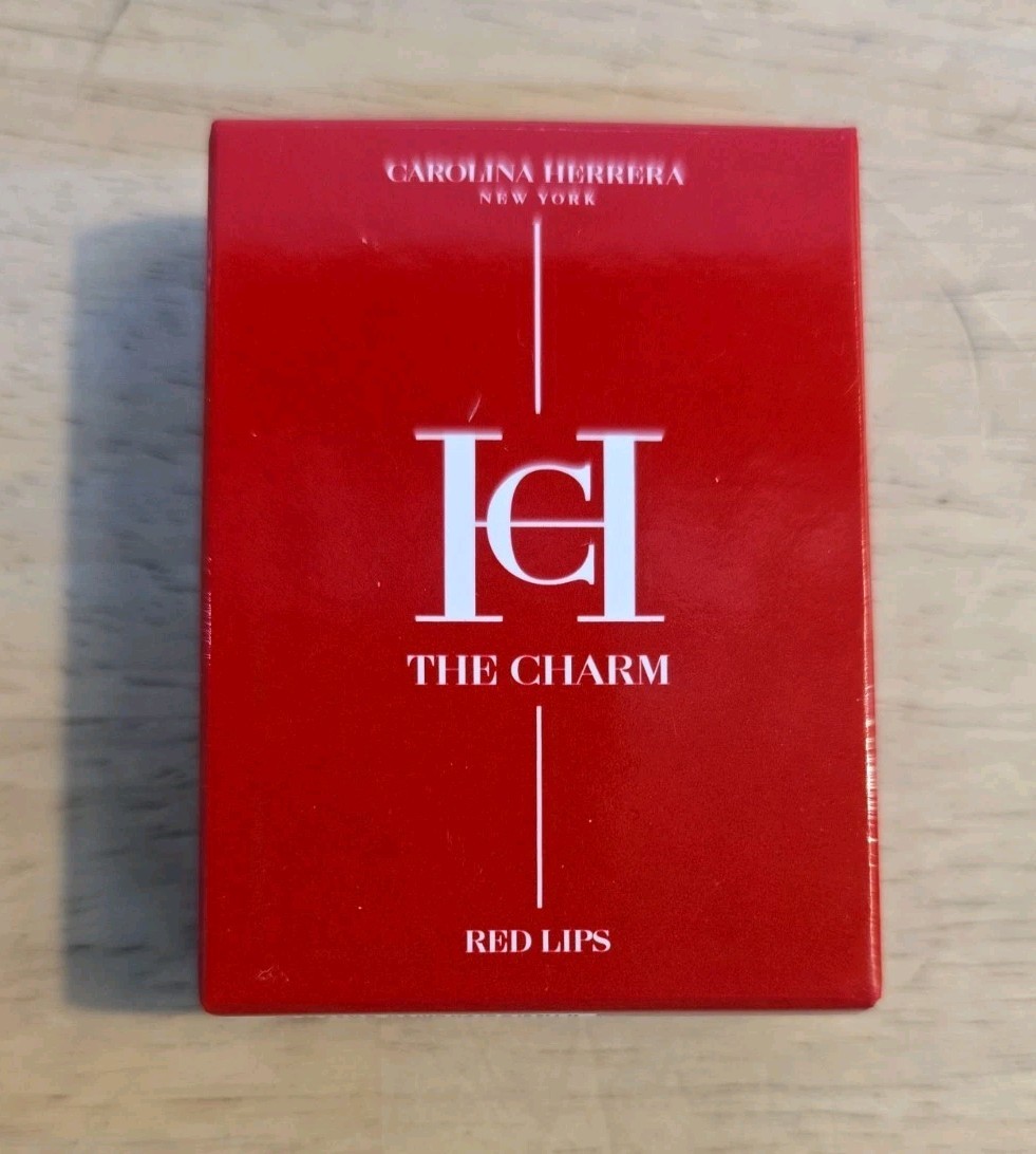 Carolina Herrera The Compact Accessory Ring / The Charm – Red Lips