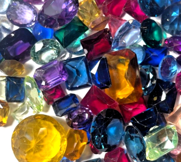 100 ASSORTED PIECES LOOSE DAMAGED SYNTHETIC STONES FOR LAPIDARY TO REPAIR