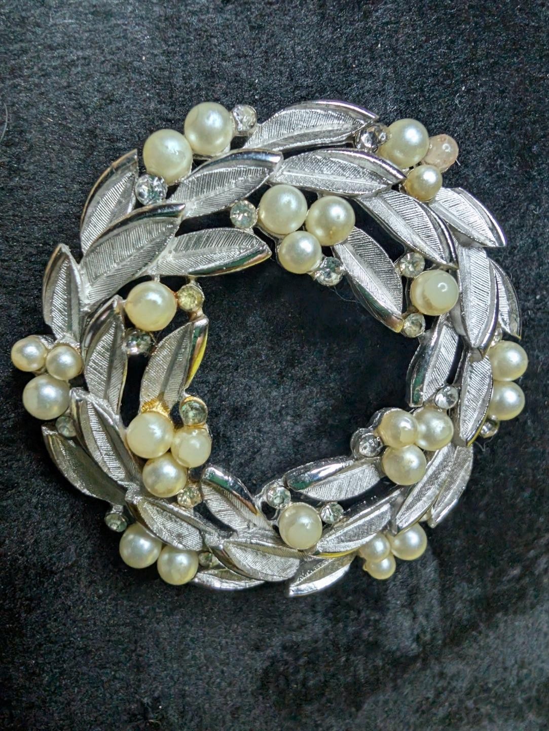 Vintage Trifari Pearl Rhinestone Leaf Wreath Brooch Signed © Mid Century Bling T