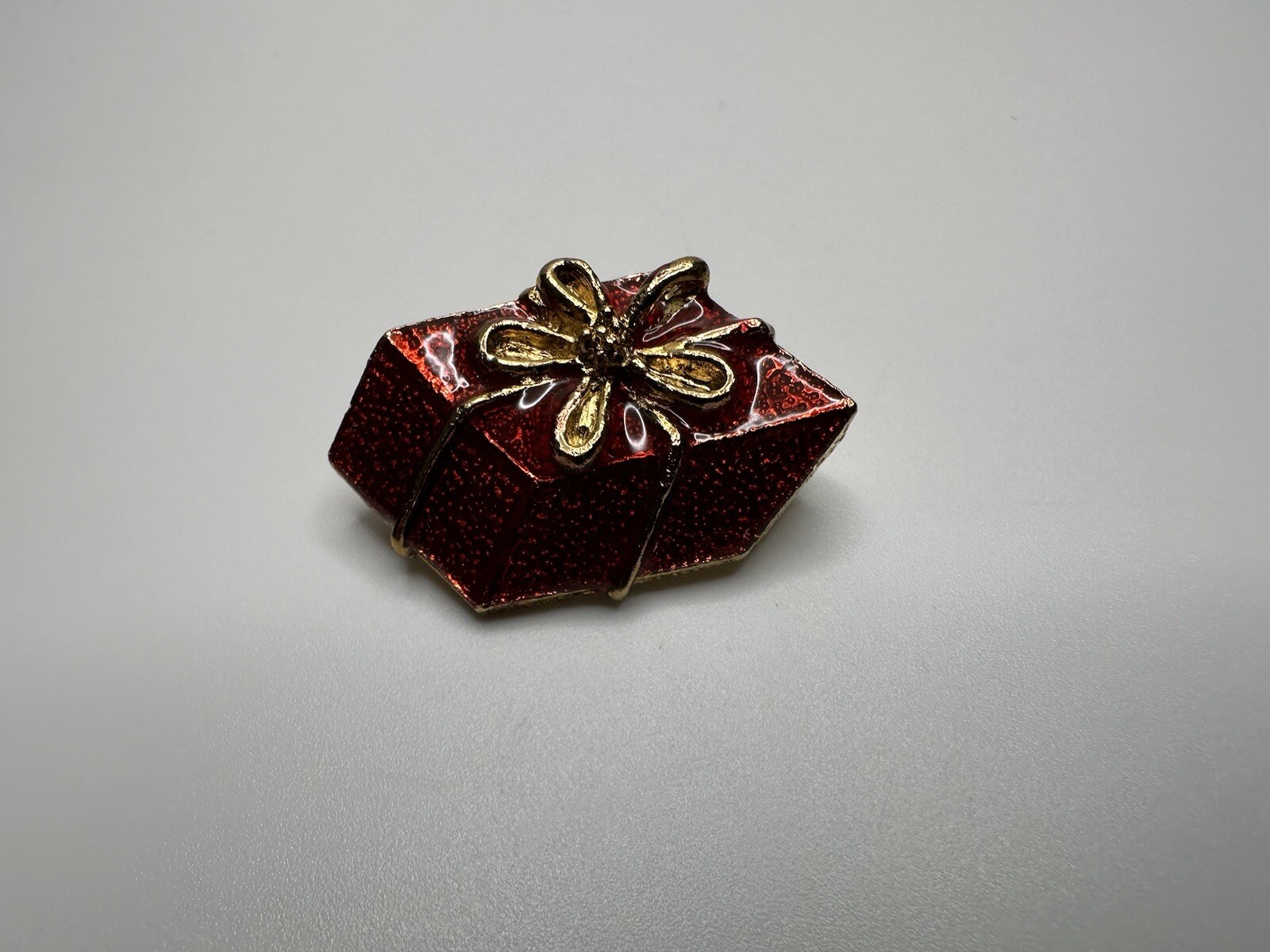 Vintage Gold Red Enamel Present Brooch Pin 3.6cm JB17