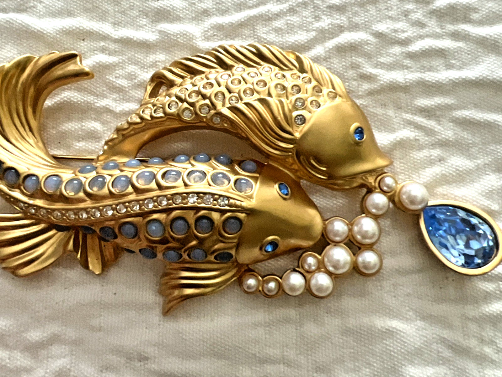 VTG. SIGNED 1990’S AVON ELIZABETH TAYLOR SHIMMERING SEA KOI FISH BROOCH