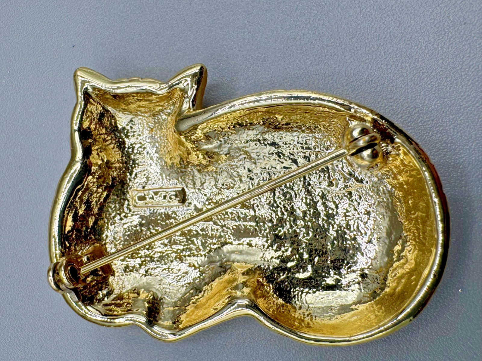 C3-6663 VINTAGE BROOCH GOLD TONE SIGNED AJC PIN 1.9″ ANIMAL CAT FLOWER