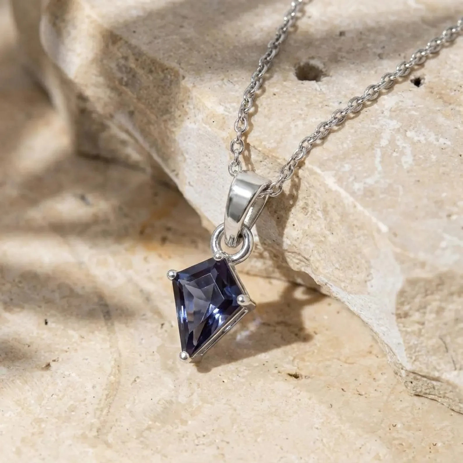 15Ct A+ Natural Bio-Color Alexandrite Gemstone Kite Cut Sterling Sliver Pendant