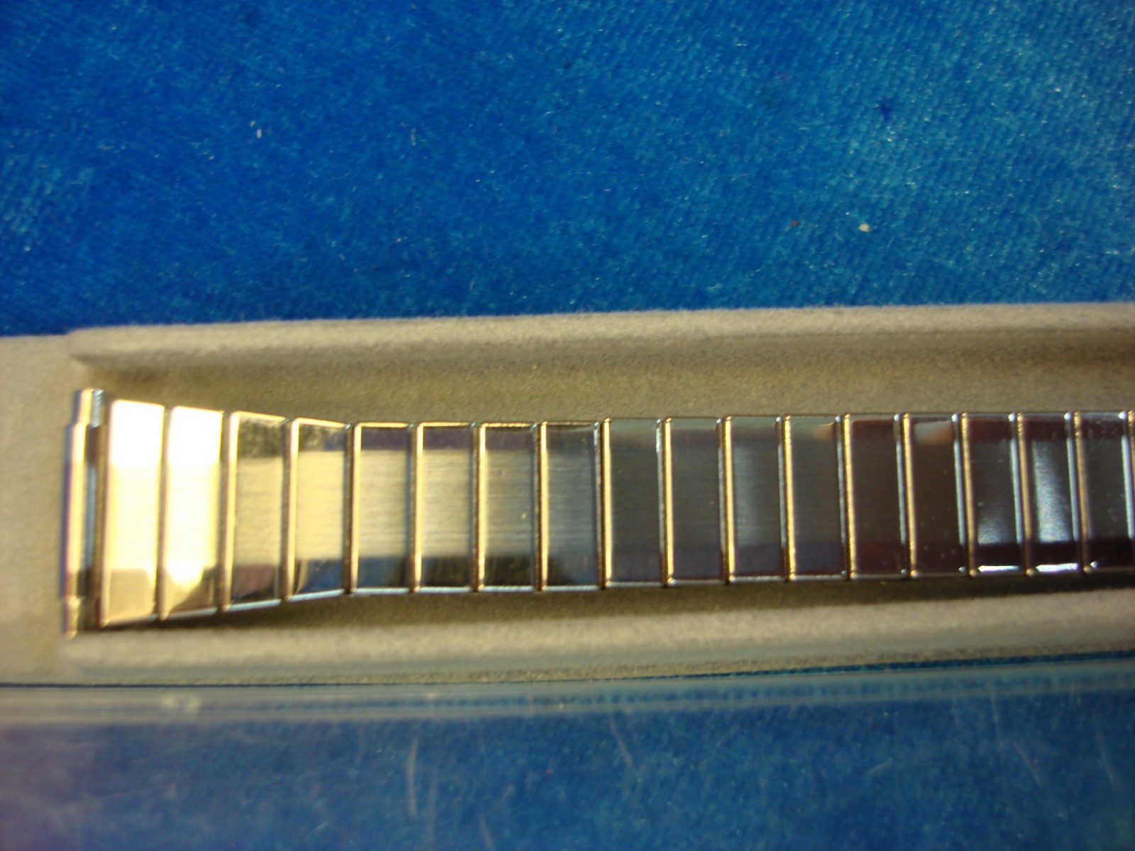 VINT. FLEX-ON BY KREISLER -GOLD TONE STAINLESS WATCH BAND – NOS – 11 – 15 MM