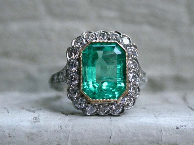 Beautiful Vintage Shiny Green Emerald & Old Mine Cut CZ 5.32TCW Vintage Ring
