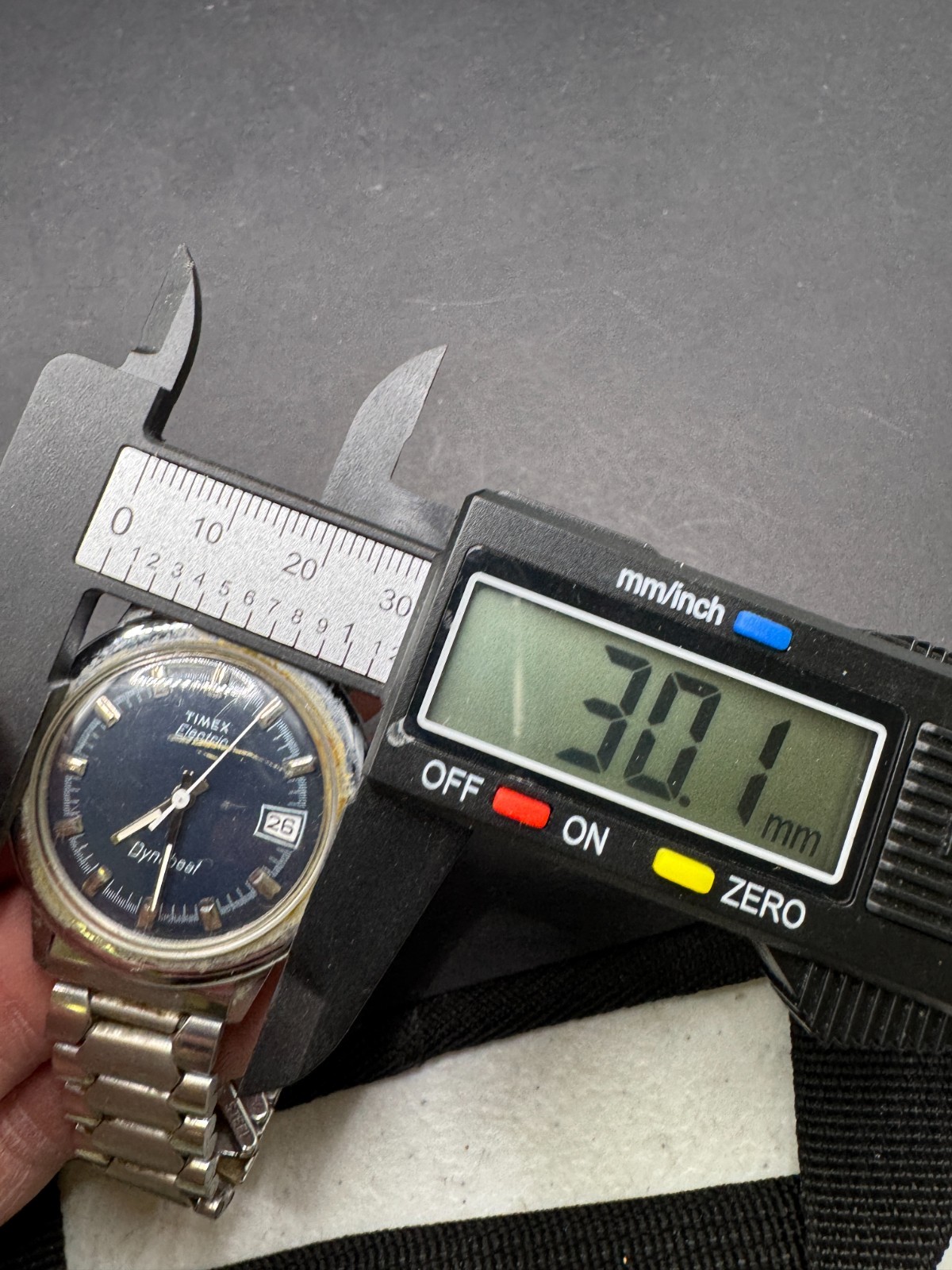 Vintage TIMEX Men’s Electric Dynabeat Black Dial Silver Tone Quartz Watch 30mm