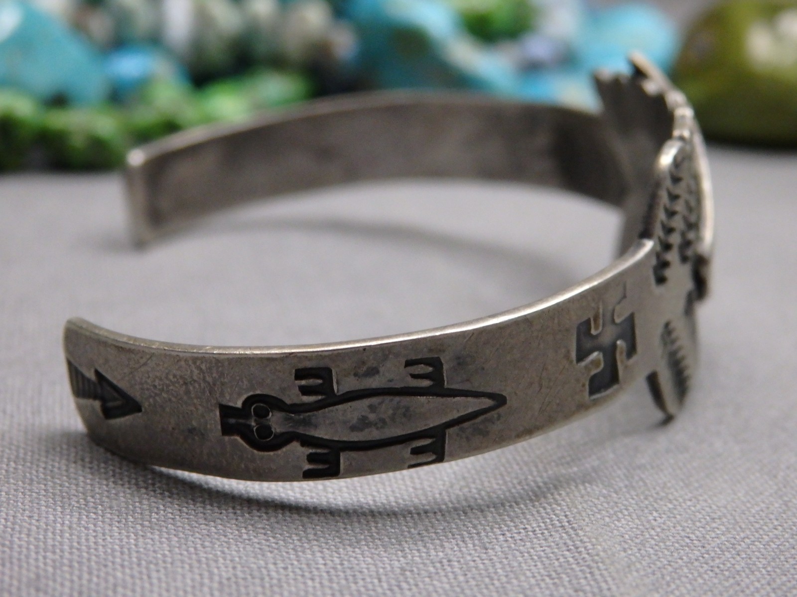 Fred Harvey Era NAVAJO Coin Silver WHIRLING LOGS ARROW Cuff Bracelet 5.25″-6.25″