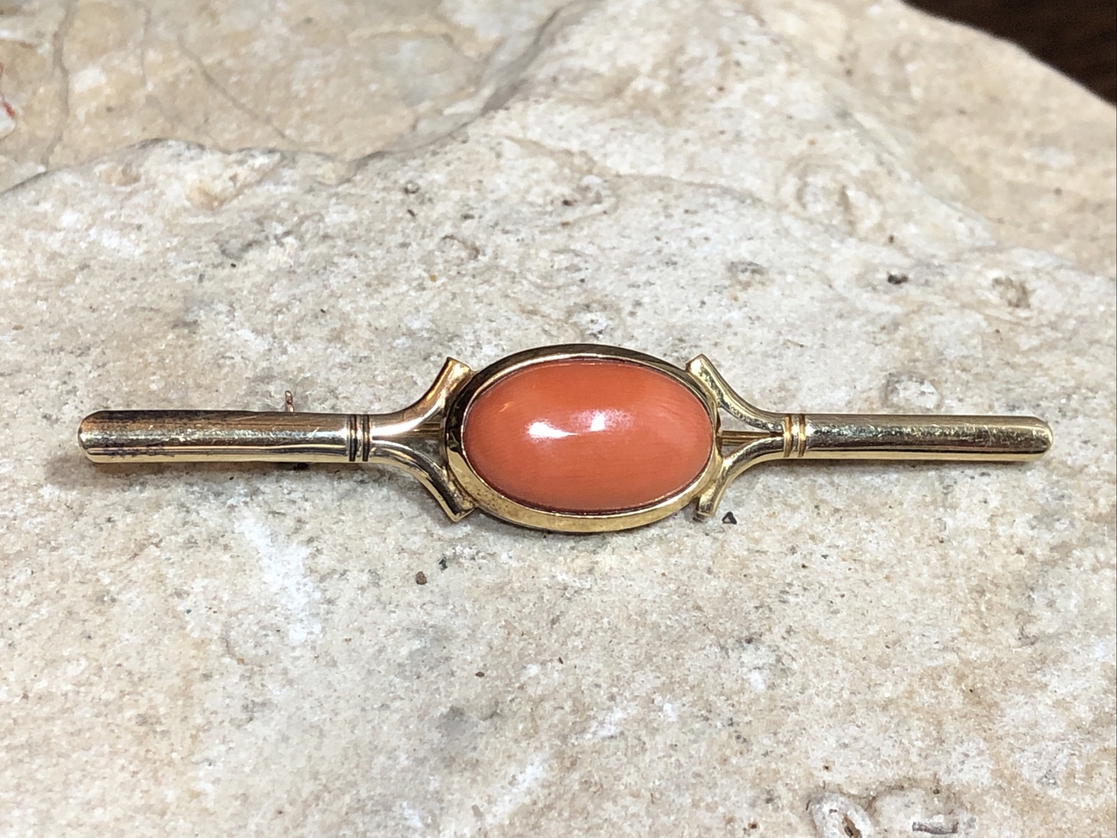 Vintage 750 18K Yellow Gold Salmon Coral Bar Pin Brooch 6g, 2 7/16″