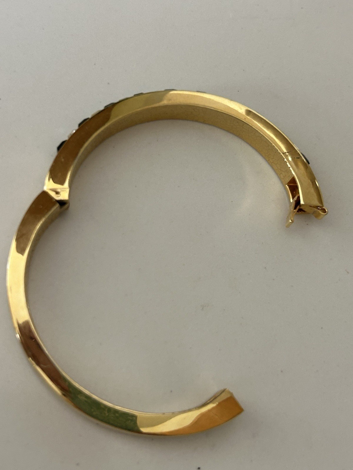GOLD TONE BLACK & CLEAR RHINESTONE HINGED BANGLE BRACELET 6.5″ PRISTINE