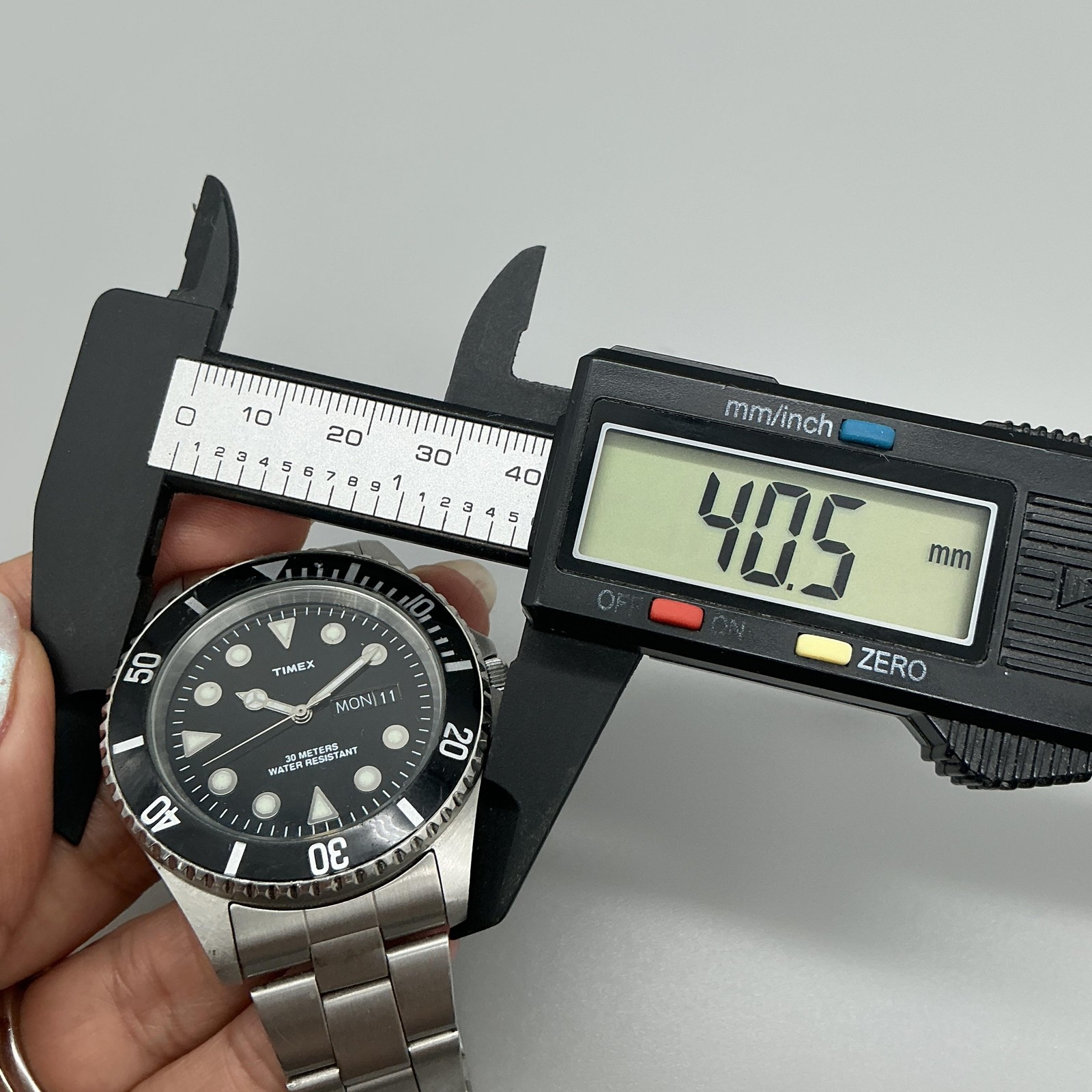 Timex Mens Watch 41mm Black Diver Day Date Stainless Steel New Battery 7″