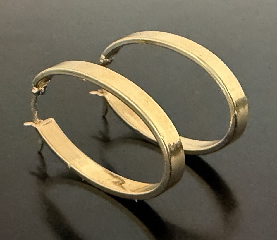 18K Yellow Gold Elongated 1.2” Tall Hoop Earrings 2.82g