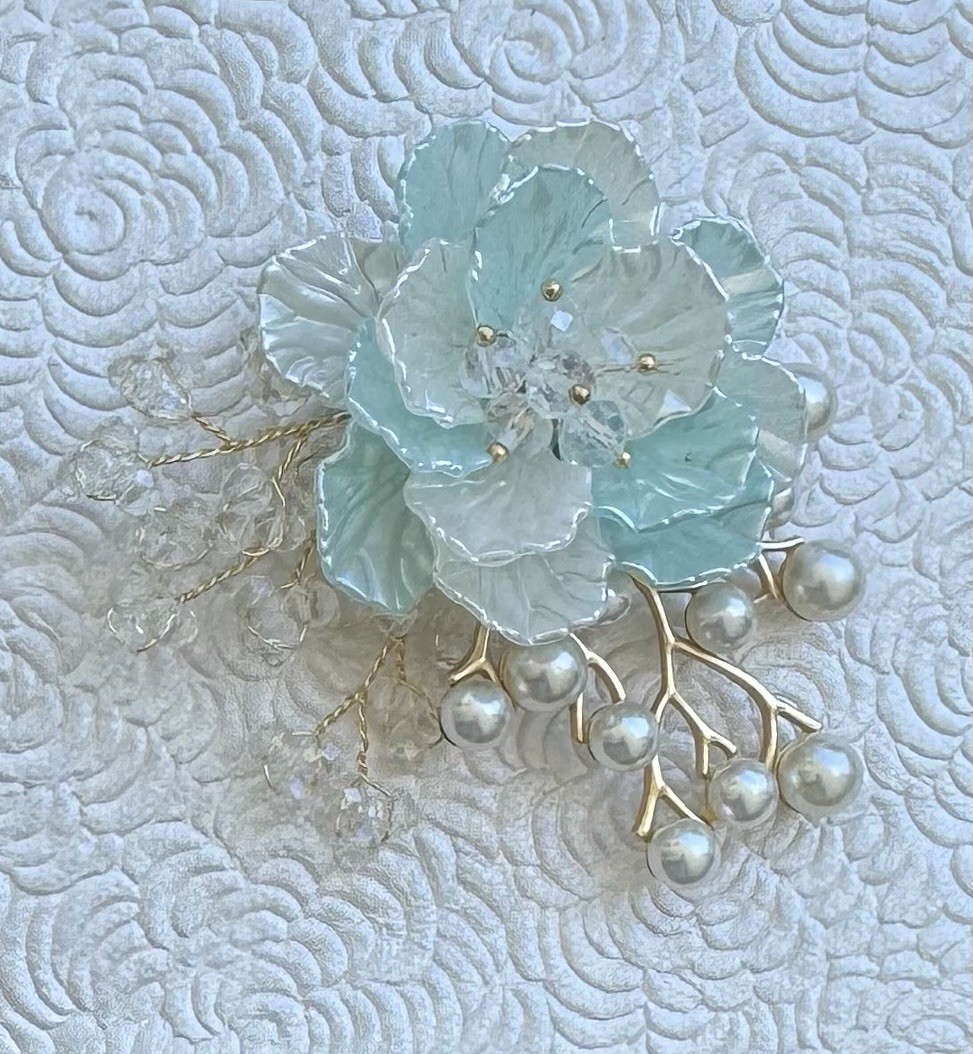 Flower brooch Plastic / Metal w/faux pearls