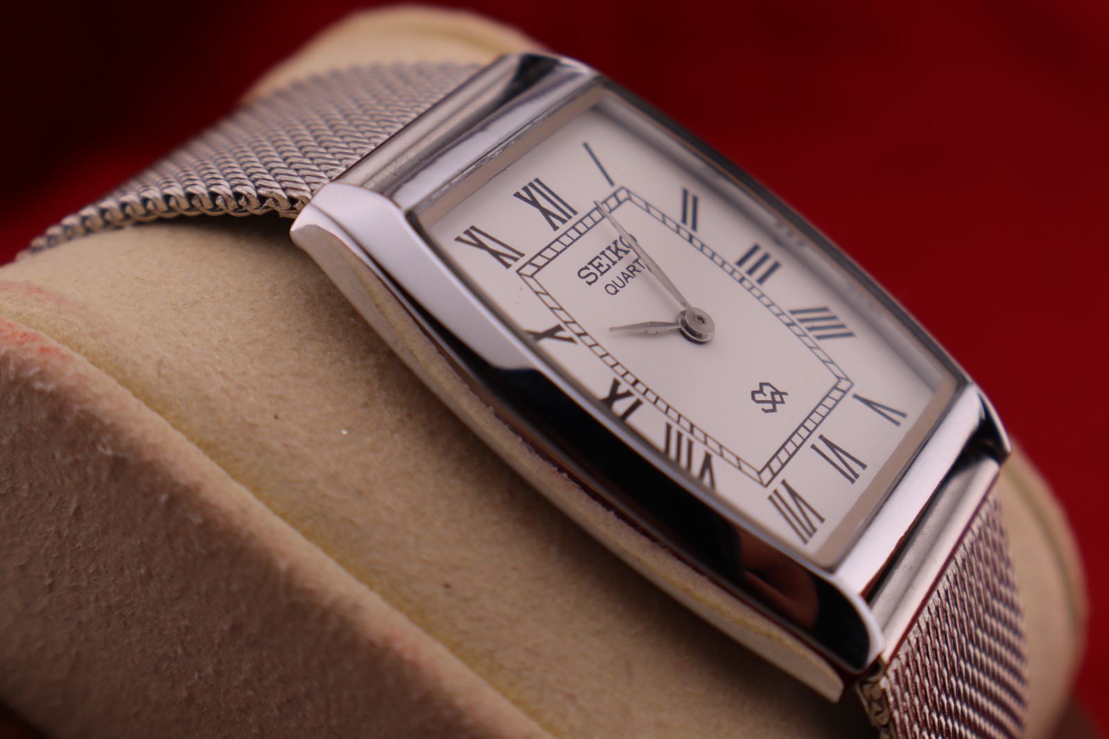 Vintage Seiko Slim Quartz Barrel Tank White Dial Silver Mesh Band Wrist Watch