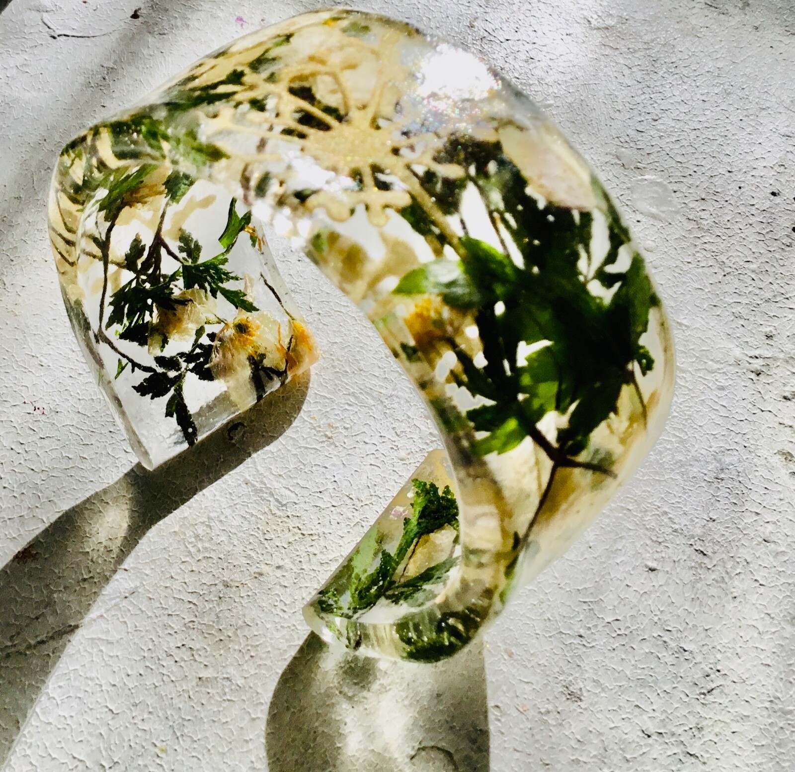 Everblossom White Flower Resin Bangle – Nature-Inspired Jewelry with Real and Ar