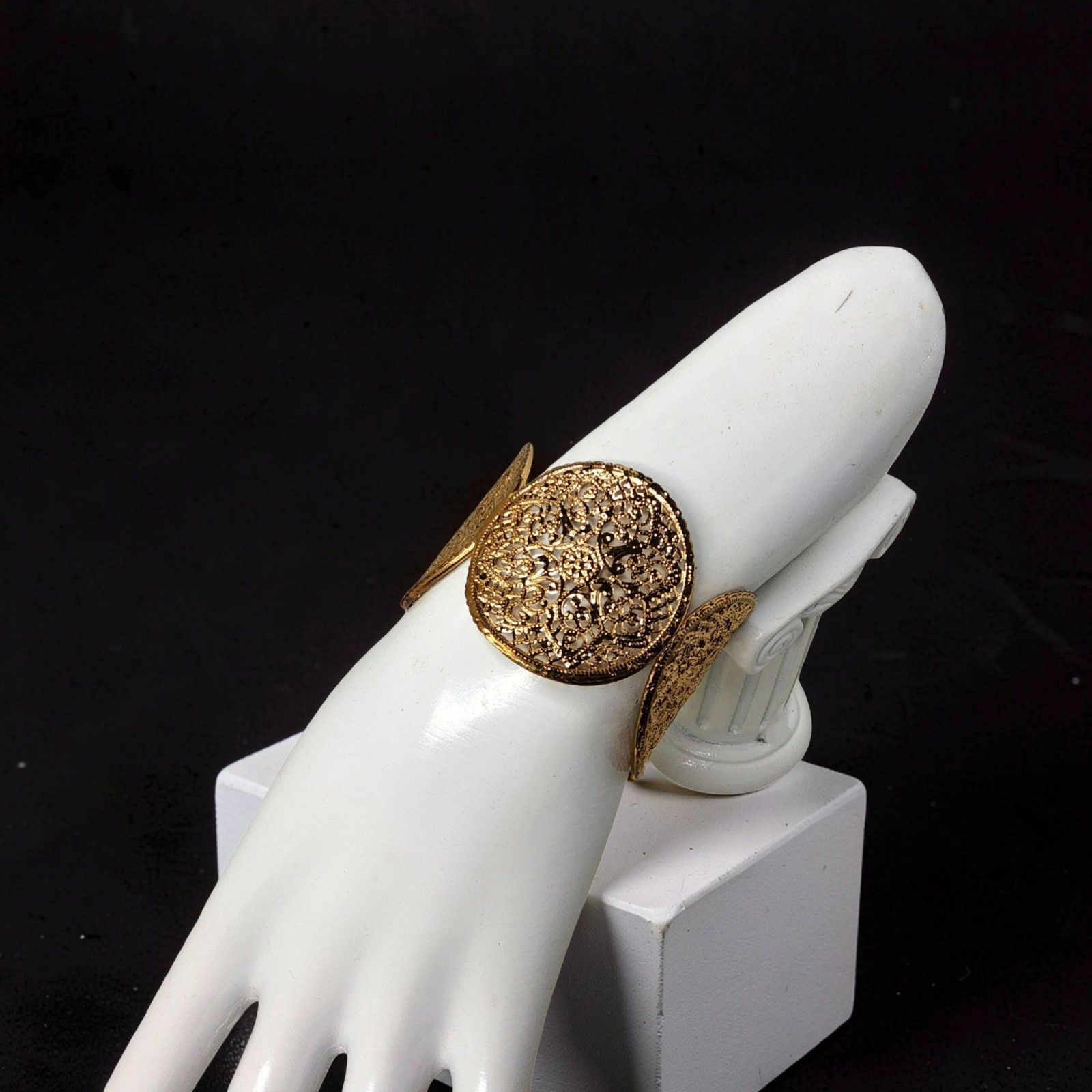Vintage Gold Tone Oval Panel 7″ Open Cuff Bracelet 1.5″W Medallions
